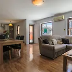 Traumhaftes Steinhaus Mit Privatpool, Meerblick, 4 Parkplaetze, Grillbereich, Waschmaschine 度假居 布里比尔