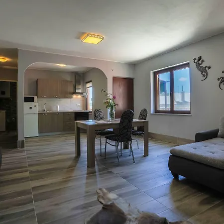 Feriehus Traumhaftes Steinhaus Mit Privatpool, Meerblick, 4 Parkplaetze, Grillbereich, Waschmaschine