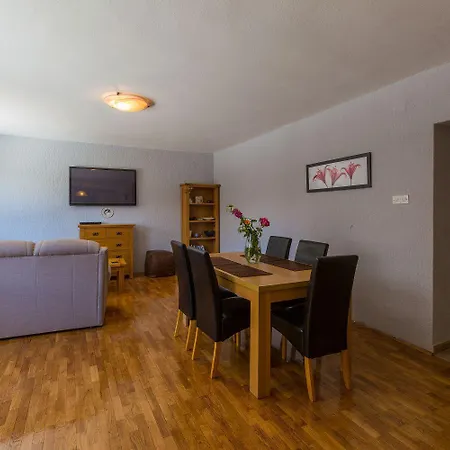 Feriehus Traumhaftes Steinhaus Mit Privatpool, Meerblick, 4 Parkplaetze, Grillbereich, Waschmaschine