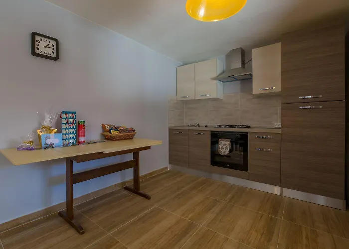 Traumhaftes Steinhaus Mit Privatpool, Meerblick, 4 Parkplaetze, Grillbereich, Waschmaschine بيت للعطل بريبير